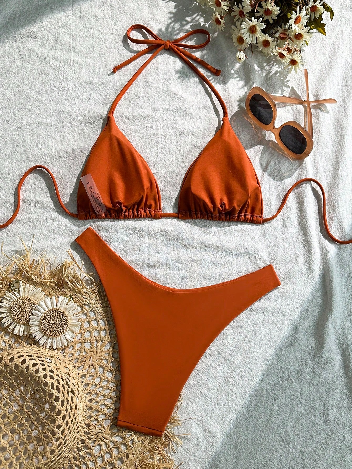 Bikini Malibu – Top Triangular Halter con Cordón Ajustable