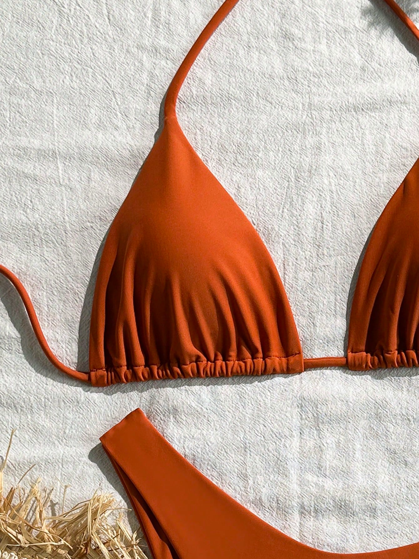 Bikini Malibu – Top Triangular Halter con Cordón Ajustable