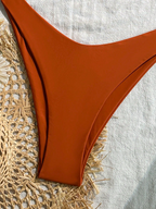 Bikini Malibu – Top Triangular Halter con Cordón Ajustable