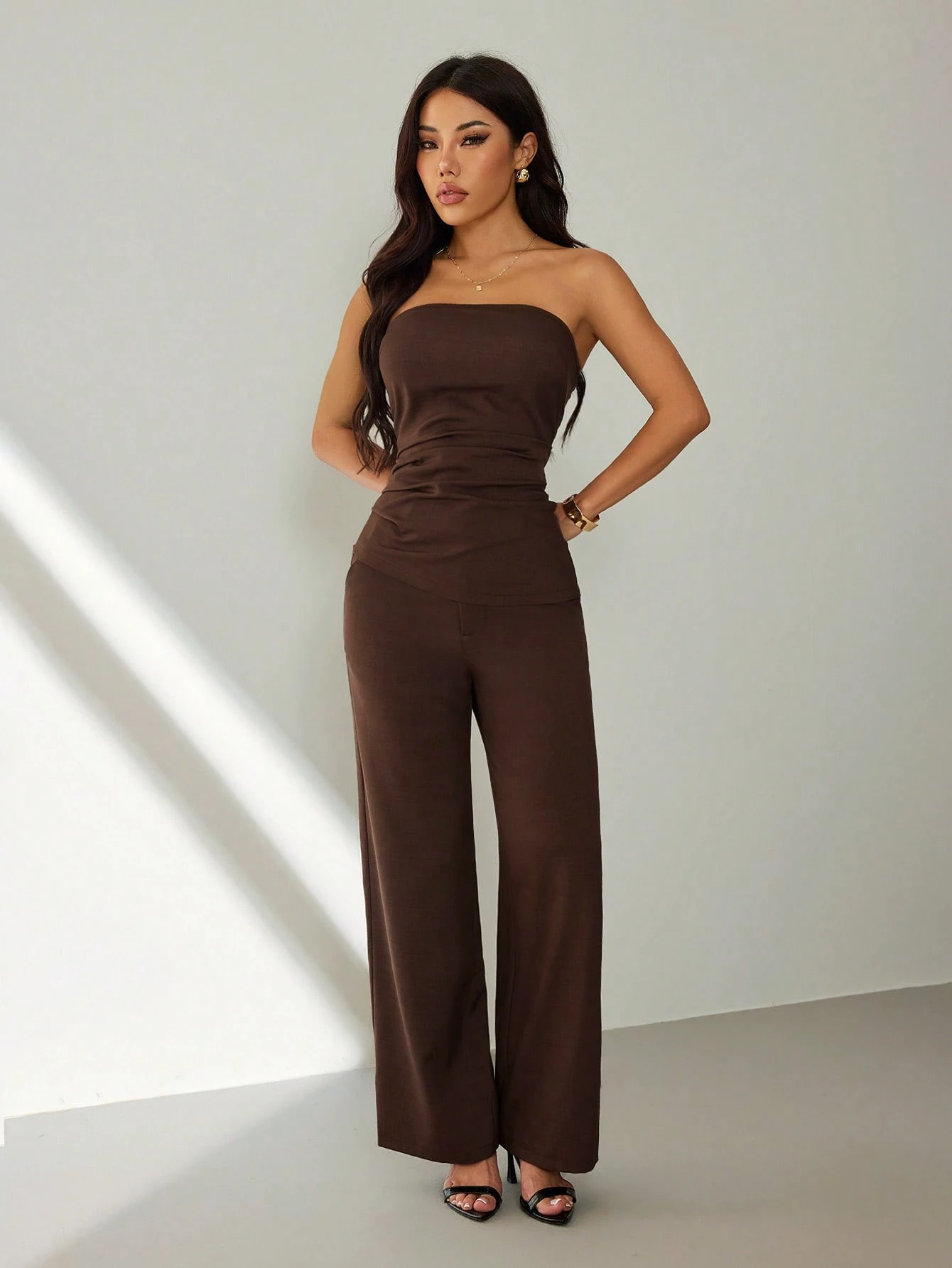 Conjunto Noir – Top Strapless Fruncido con Pantalón Pierna Ancha