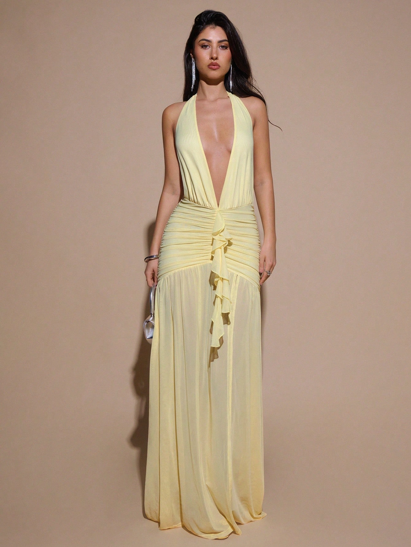 Vestido Scarlett – Halter Fruncido con Escote V y Abertura Alta