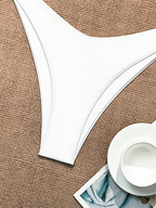 Bikini Malibu – Top Triangular Halter con Cordón Ajustable
