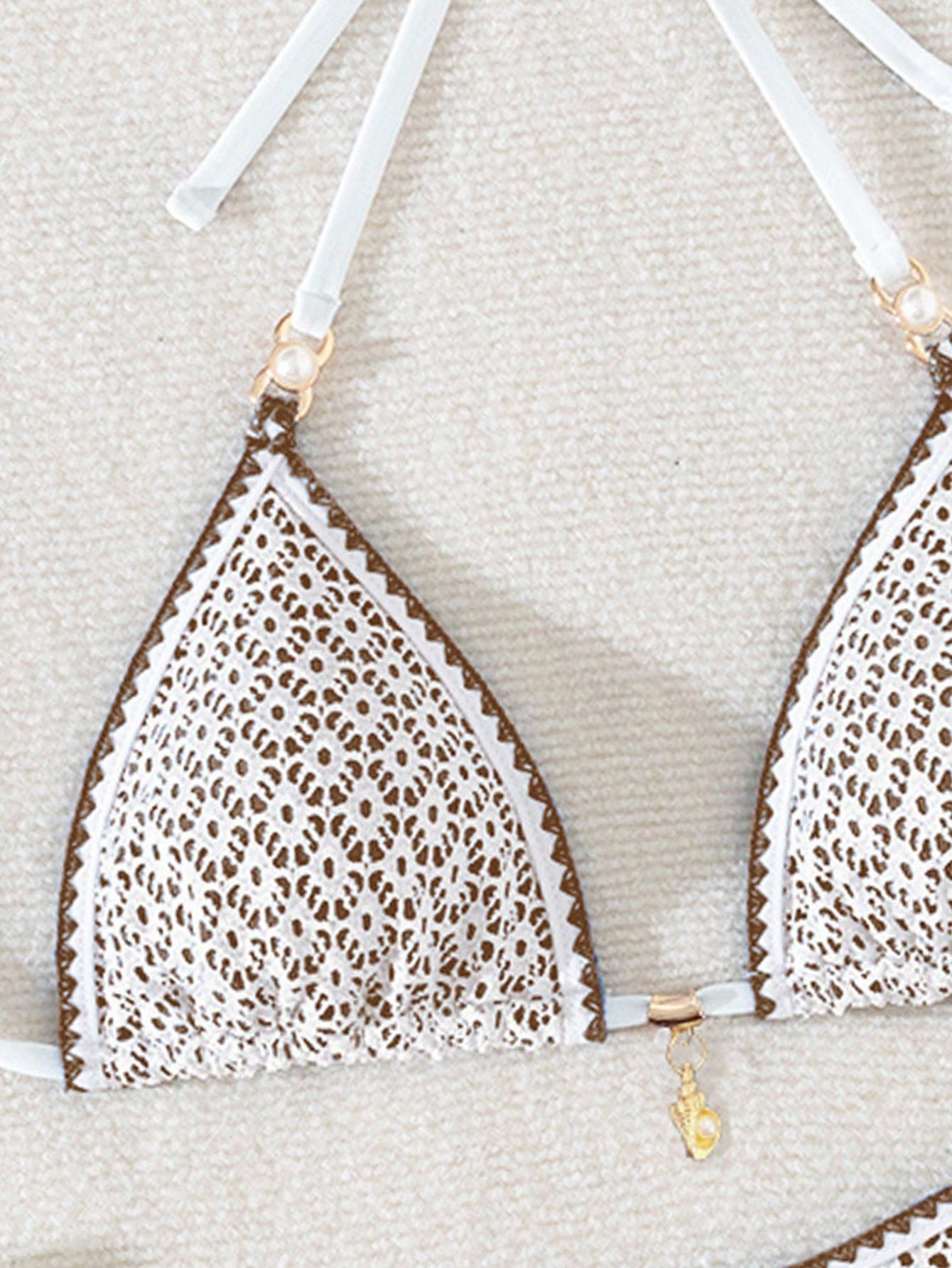 Bikini Capri Encaje – Crochet Triangular con Herrajes