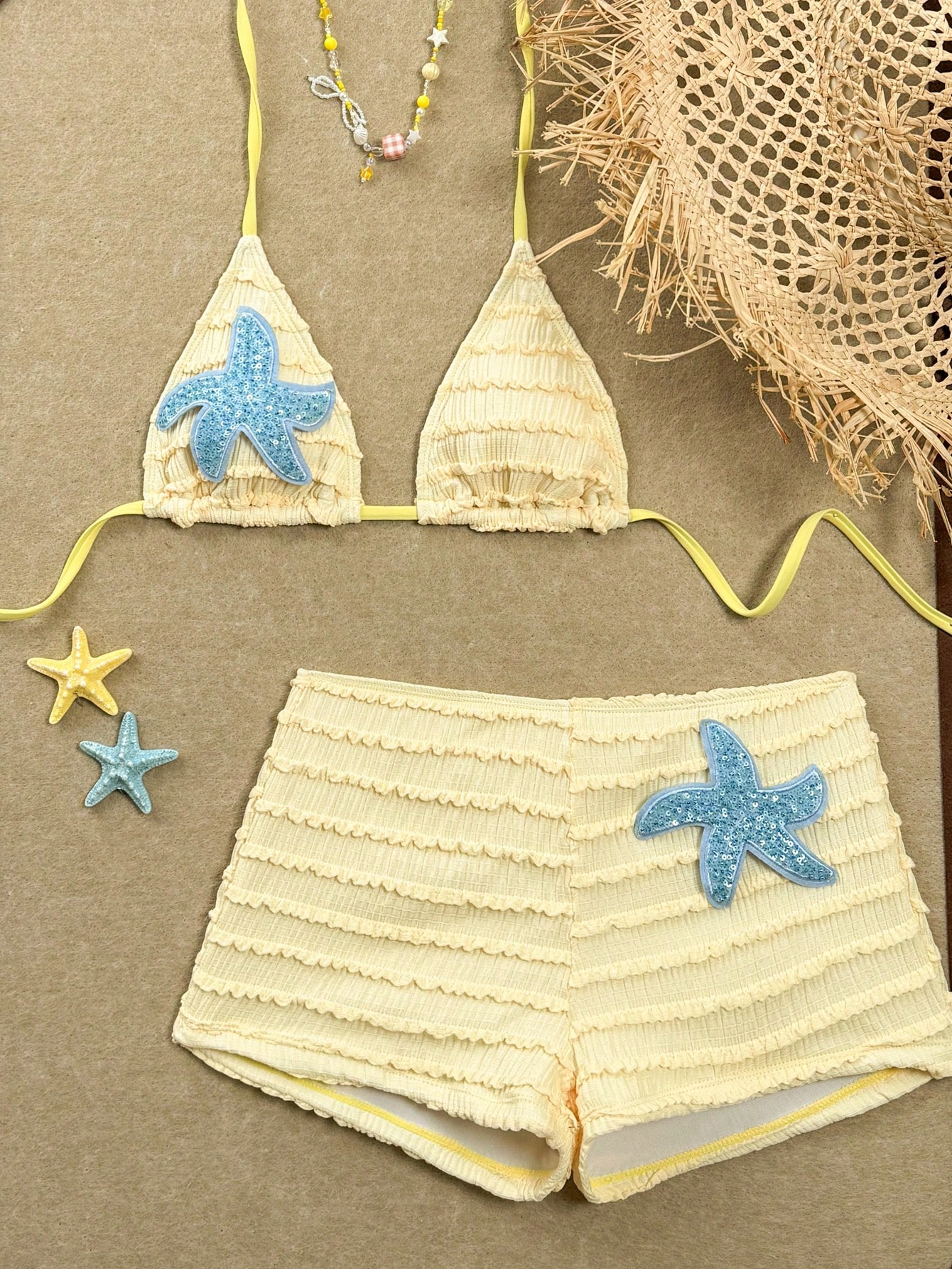 Bikini Estrella – Top Triangular con Short y Parche Dorado