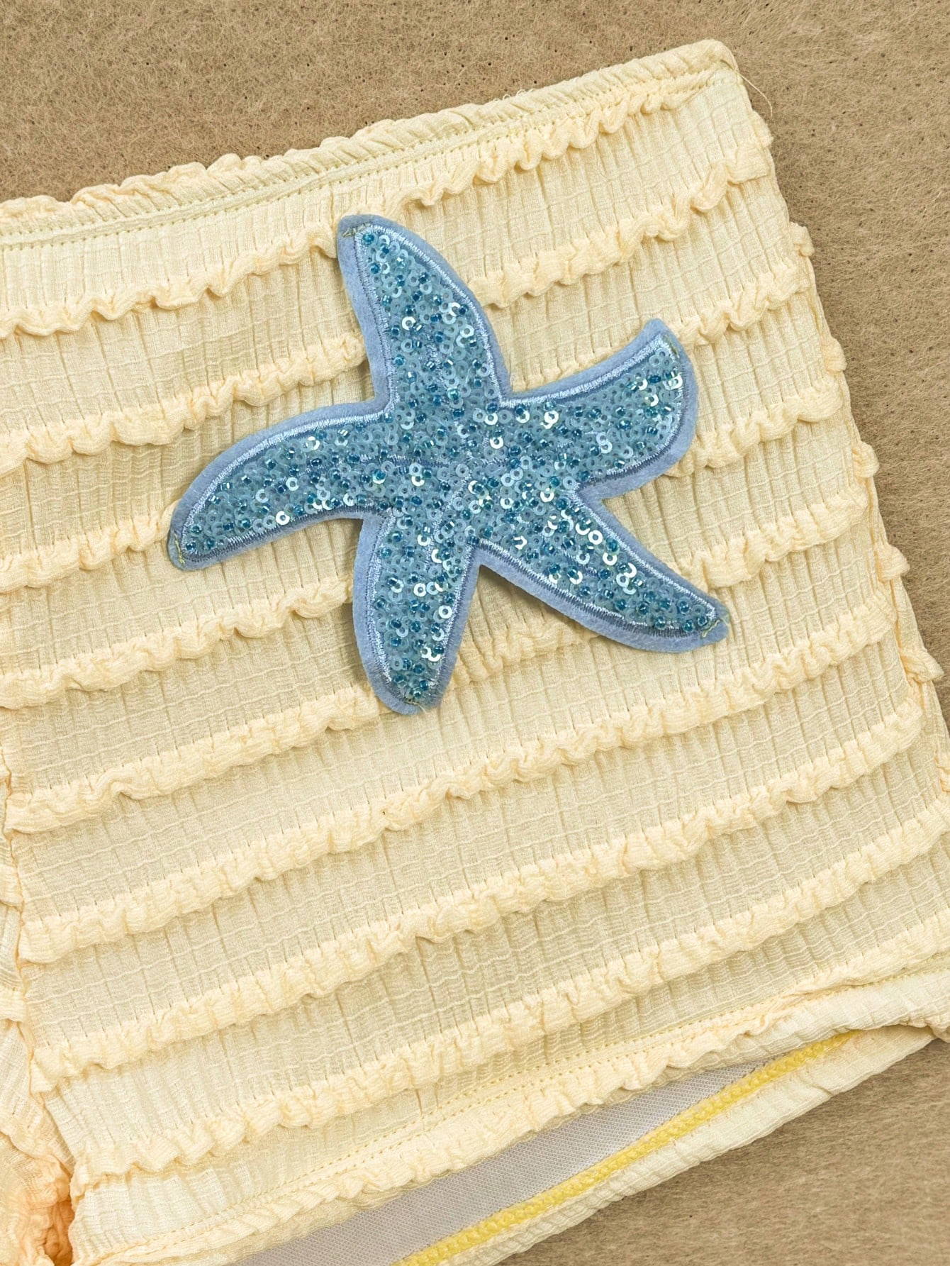 Bikini Estrella – Top Triangular con Short y Parche Dorado