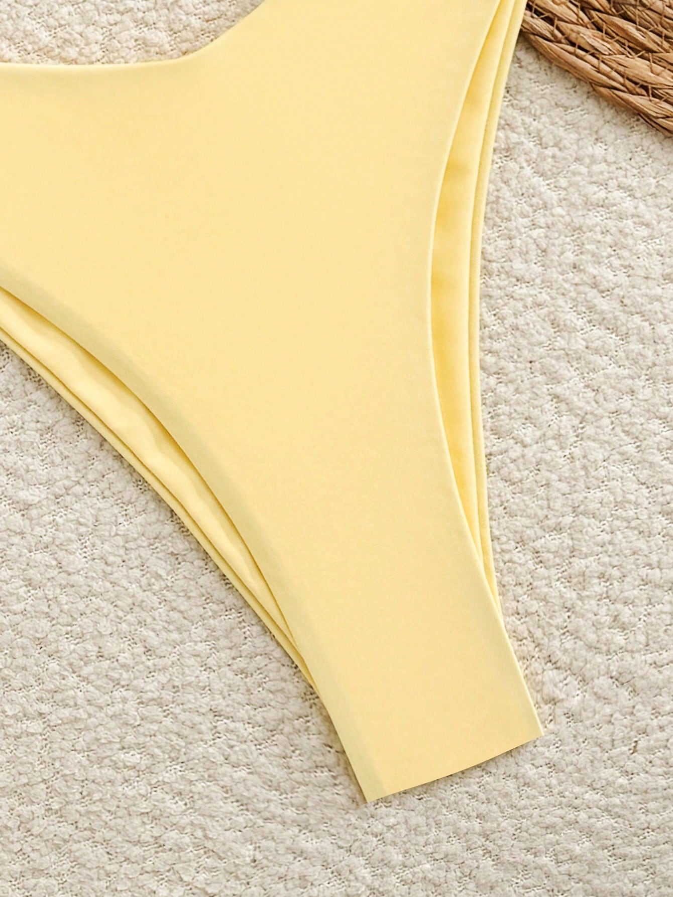 Bikini Malibu – Top Triangular Halter con Cordón Ajustable