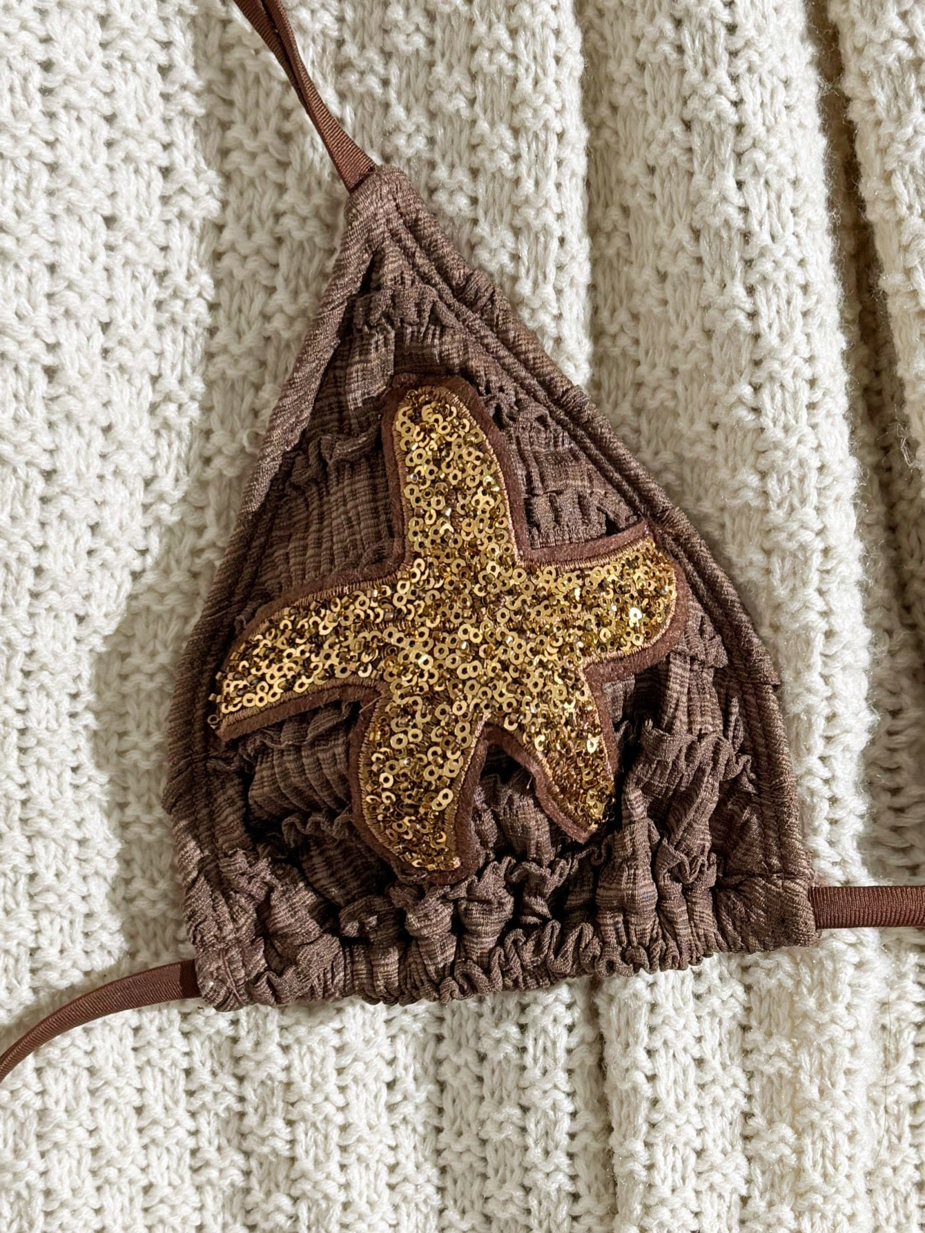 Bikini Estrella – Top Triangular con Short y Parche Dorado