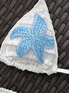 Bikini Estrella – Top Triangular con Short y Parche Dorado