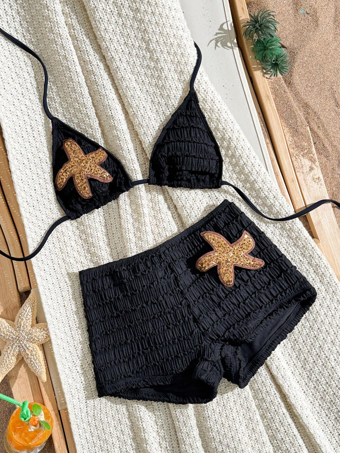 Bikini Estrella – Top Triangular con Short y Parche Dorado