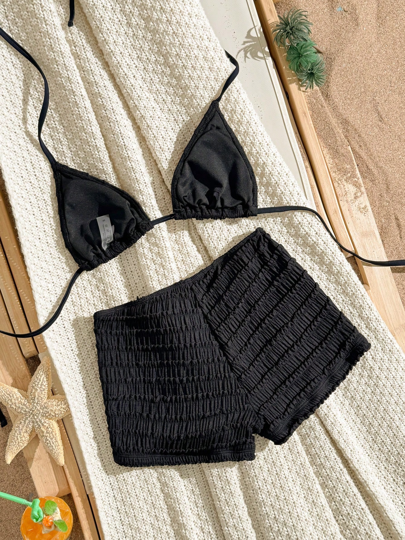 Bikini Estrella – Top Triangular con Short y Parche Dorado