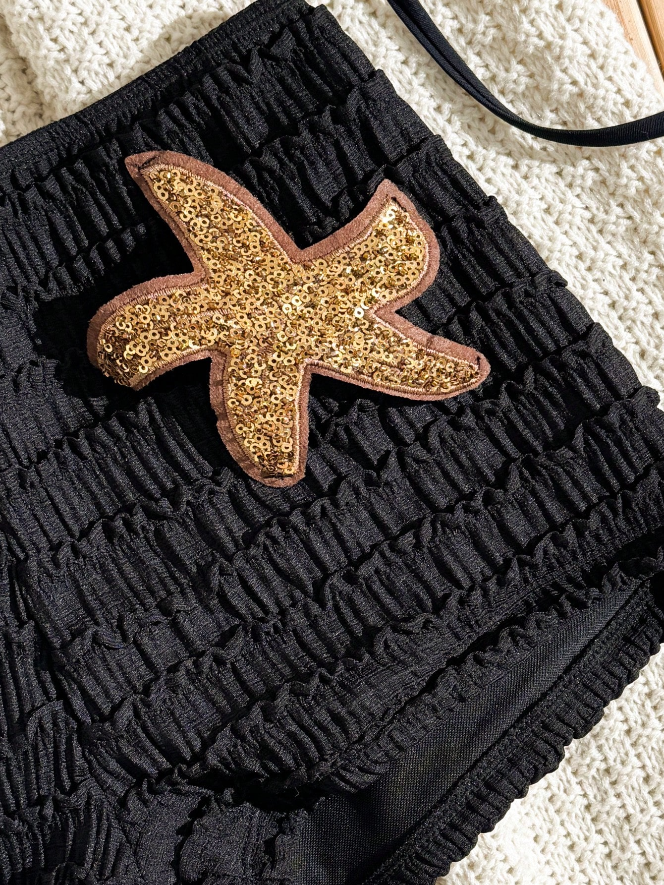 Bikini Estrella – Top Triangular con Short y Parche Dorado