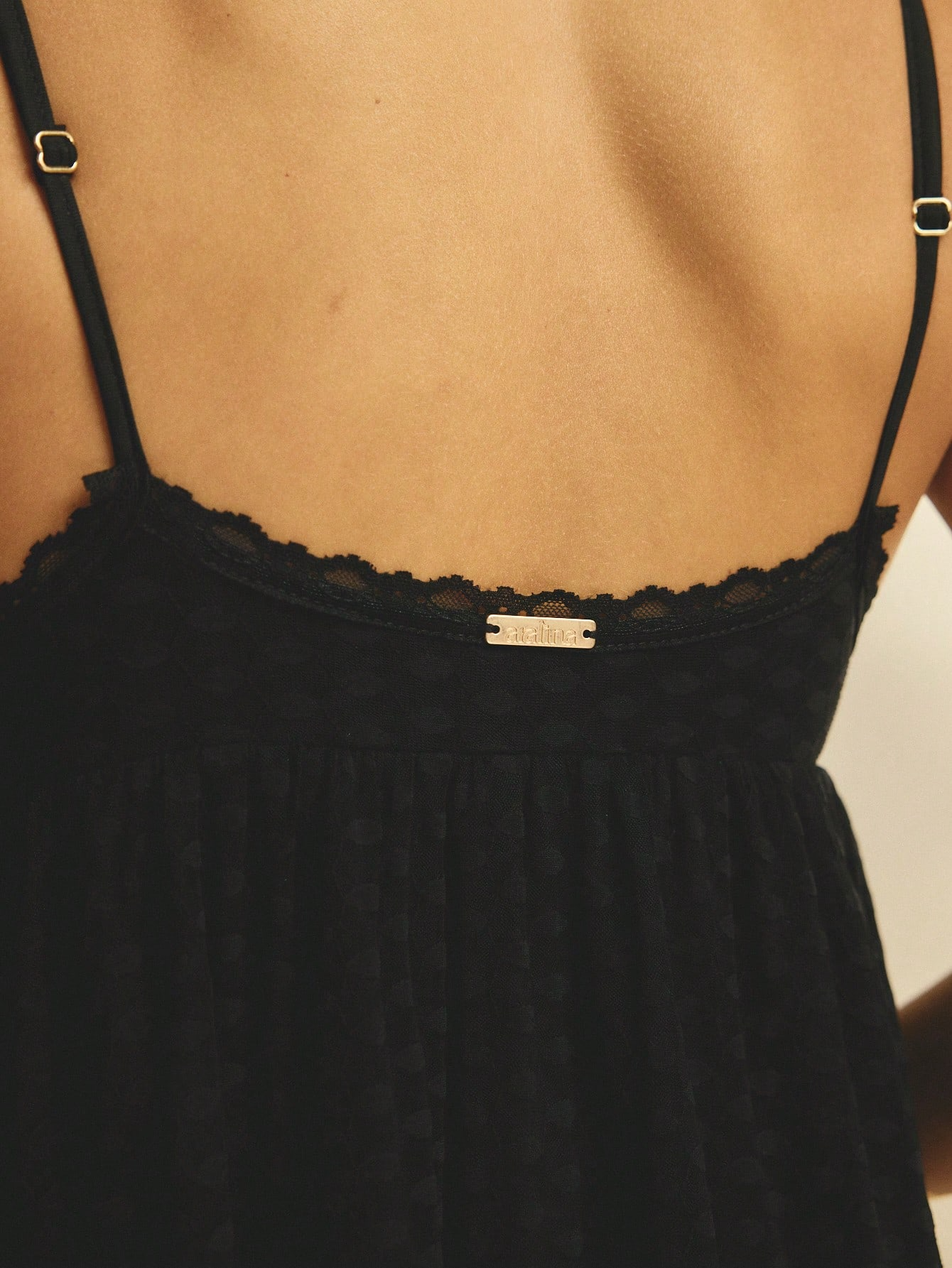 Vestido Lace – Mini de Encaje con Tirantes Finos y Volante