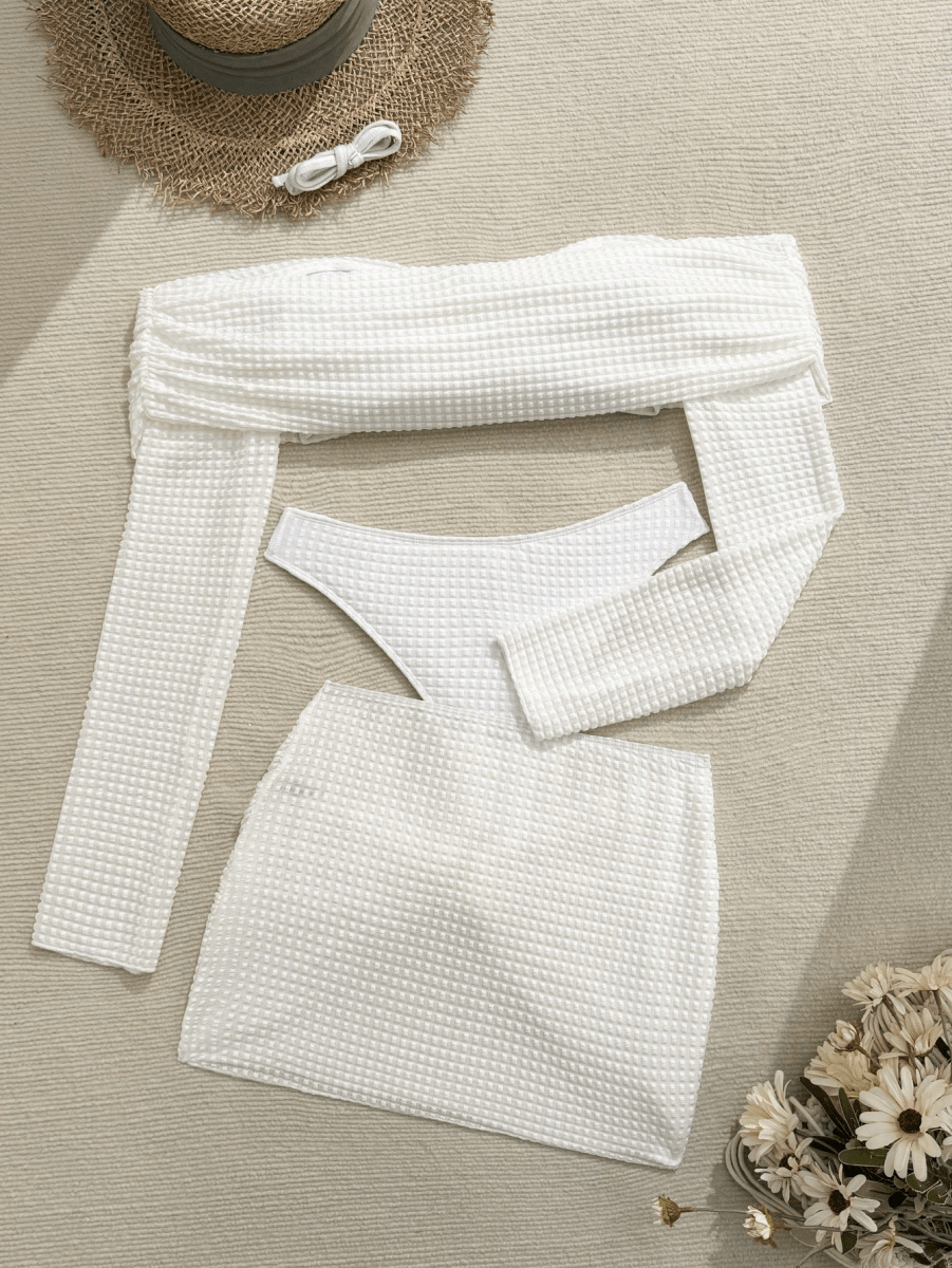 Set Coral – Bikini Off - Shoulder con Panty, Minifalda y Broche Estrella - MARYLUS