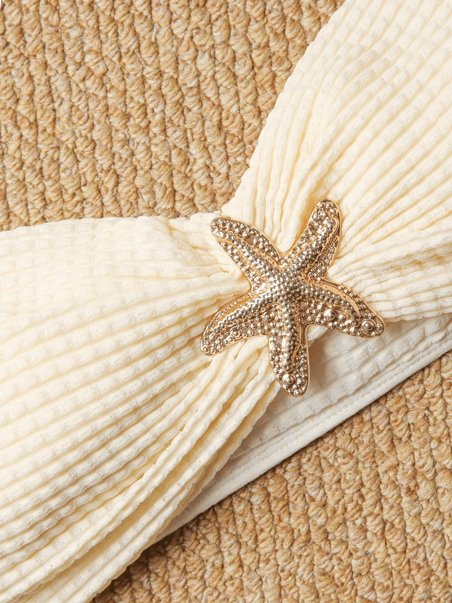 Set Coral – Bikini Off - Shoulder con Panty, Minifalda y Broche Estrella - MARYLUS