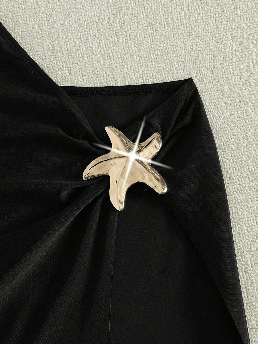 Set Estrella – Bikini Triangular con Falda Larga y Broche Dorado - MARYLUS