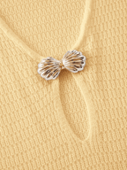 Vestido Soleil – Mini Tejido con Escote V Profundo y Detalle Dorado - MARYLUS