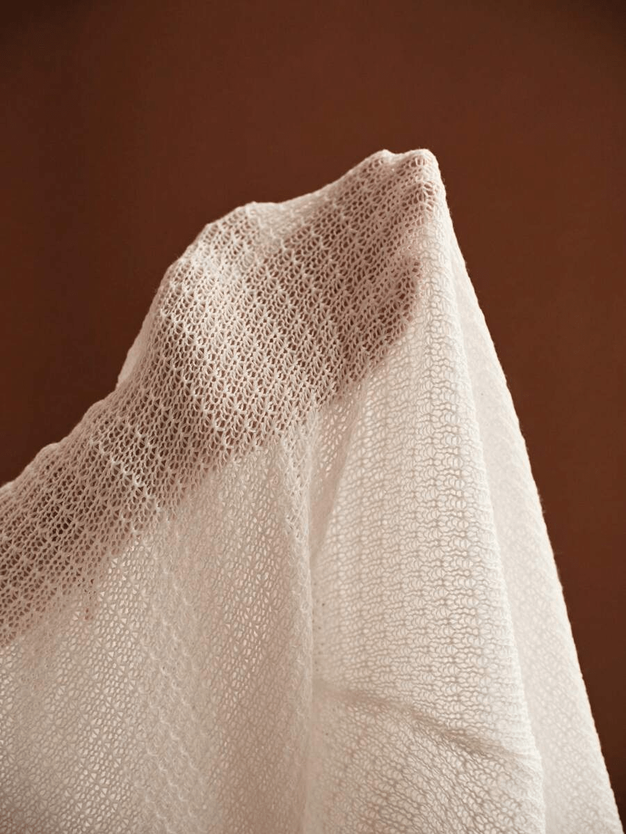 Vestido Soleil – Mini Tejido con Escote V Profundo y Detalle Dorado - MARYLUS