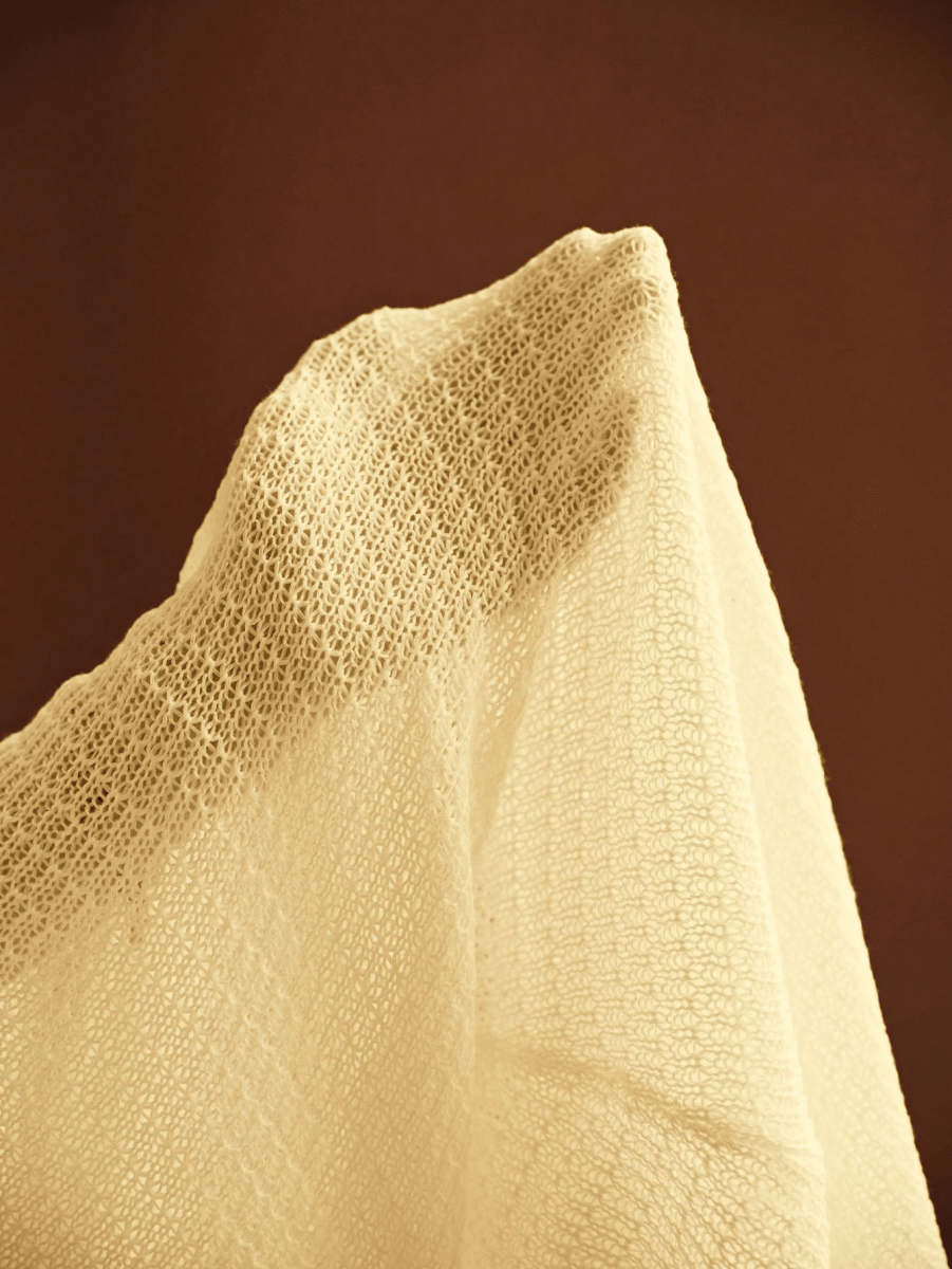 Vestido Soleil – Mini Tejido con Escote V Profundo y Detalle Dorado - MARYLUS