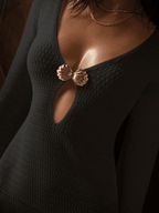 Vestido Soleil – Mini Tejido con Escote V Profundo y Detalle Dorado - MARYLUS